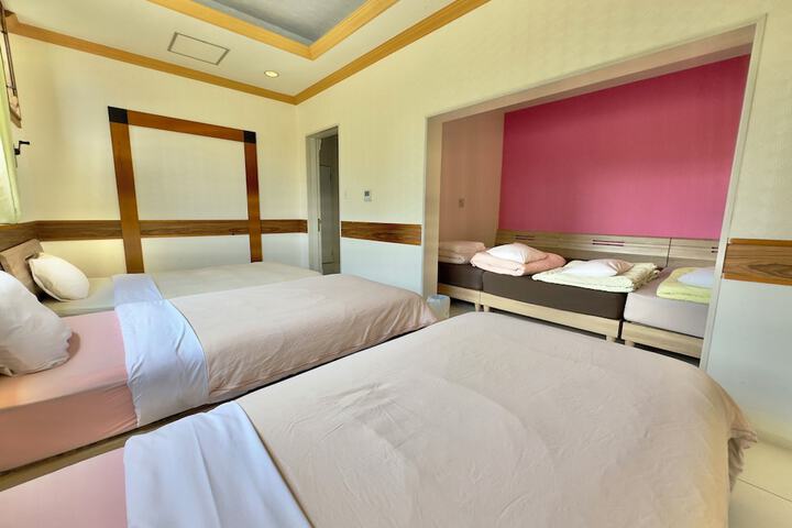 Room 33 of 193