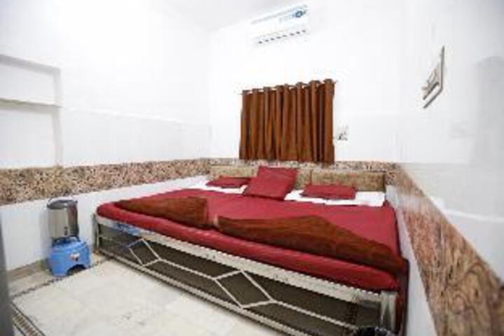 Room 16 of 38