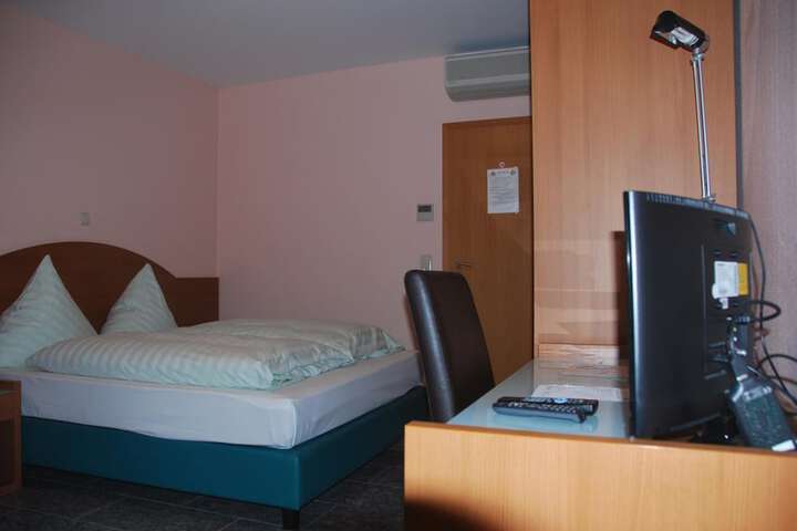 Room 5 of 37