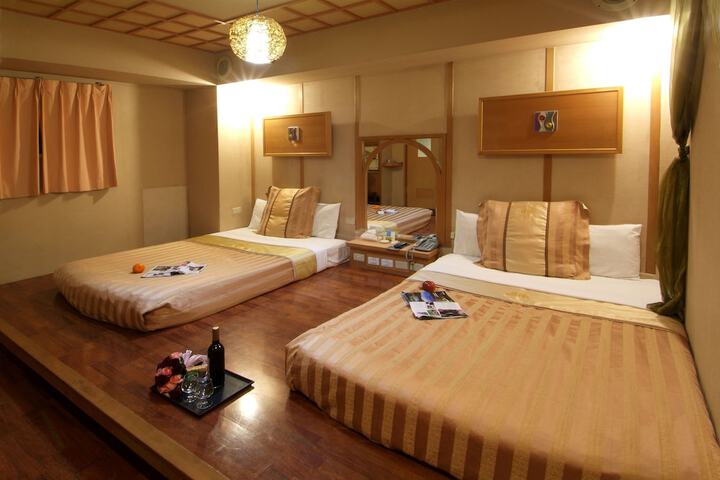 Room 4 of 9
