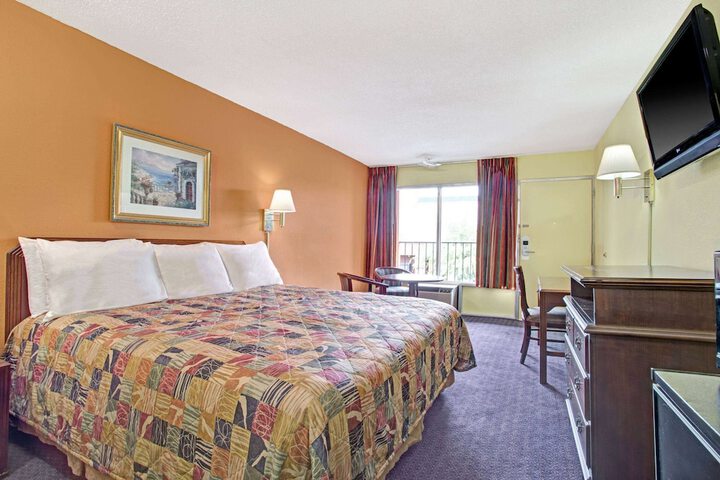 1 King Bed (4 of 4)