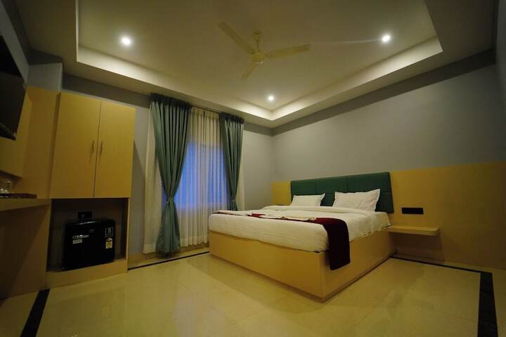Room 5 of 12