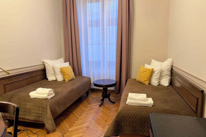 Room 12 of 121