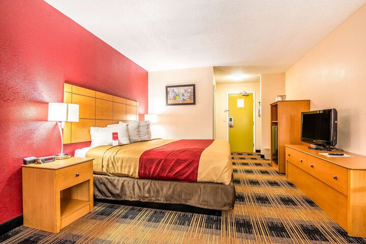 1 King Bed (2 of 5)