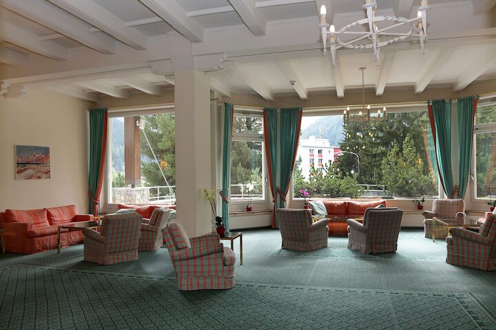 Lounge 22 of 26
