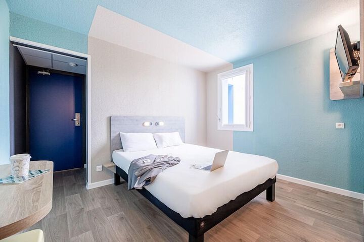 Room 2 of 68