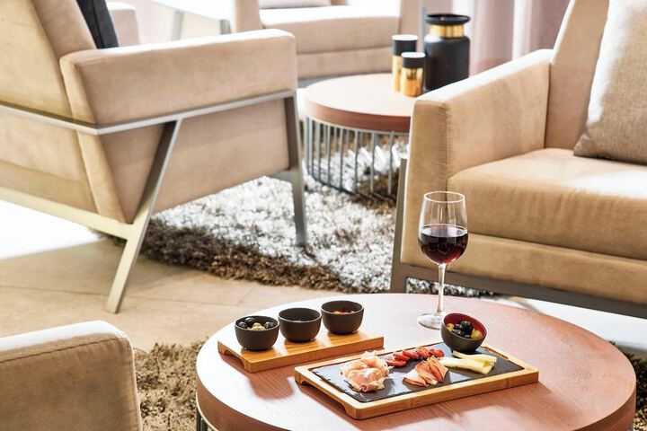 Lounge 49 of 65