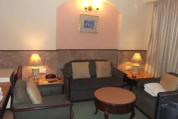 Room 4 of 12