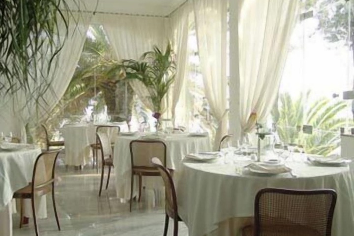 Dining 36 of 58