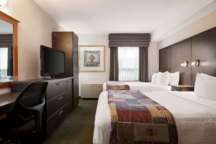 1 Queen Bed (2 of 5)