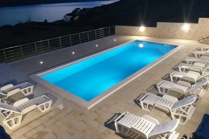 Pool 11 of 20