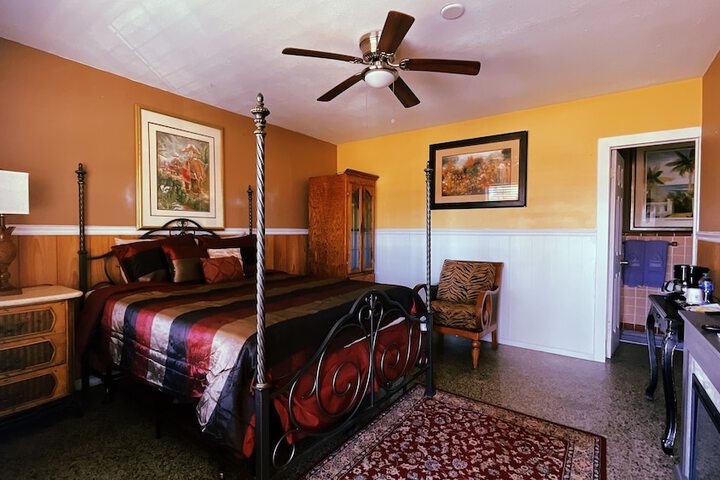 1 Queen Bed (4 of 14)
