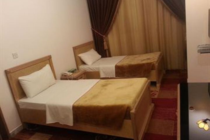 Room 4 of 10