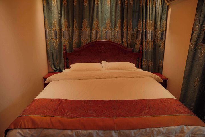 Room 4 of 178