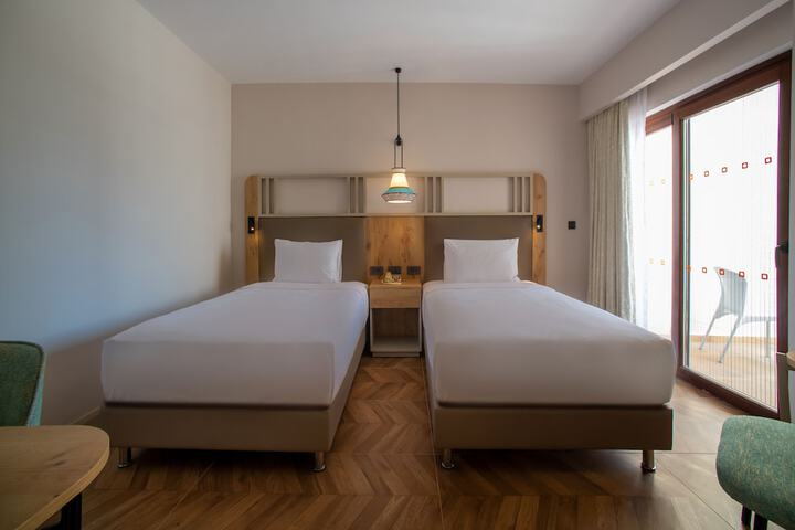 Room 4 of 167