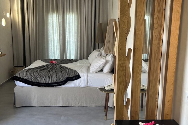 Room 43 of 198
