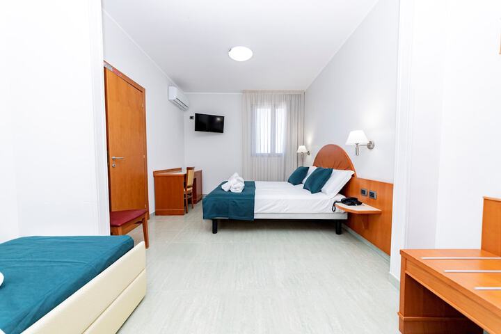 Room 27 of 48