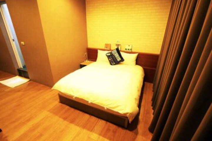 Room 6 of 32