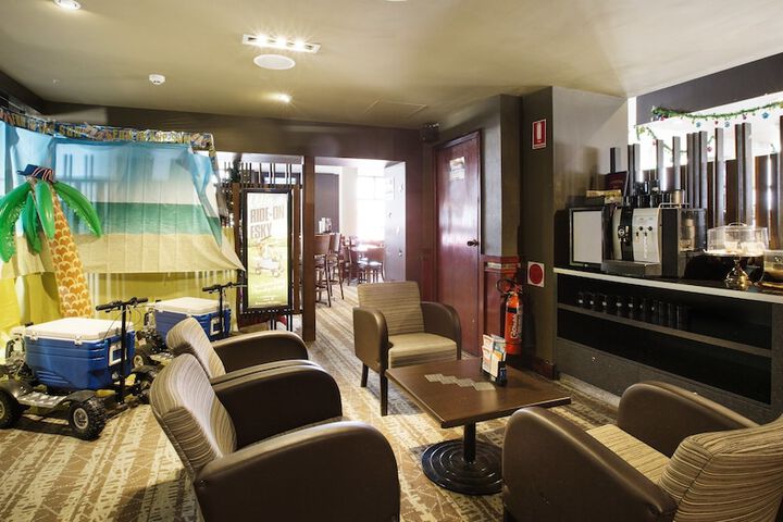 Lounge 39 of 53