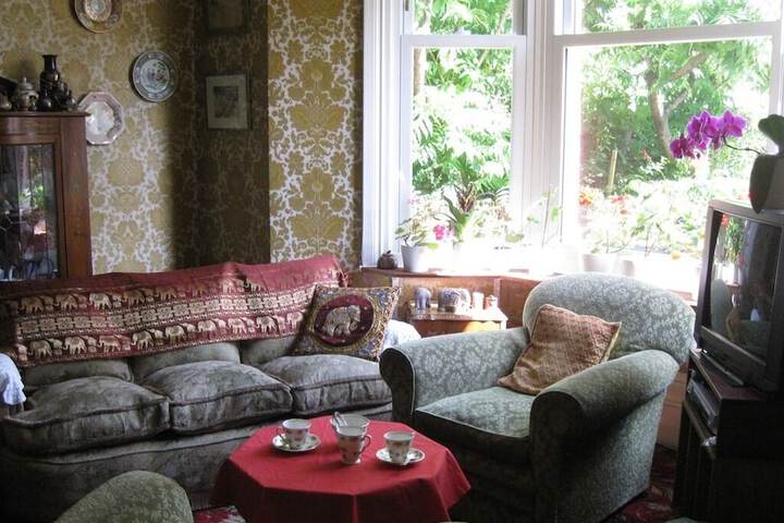Lounge 12 of 17