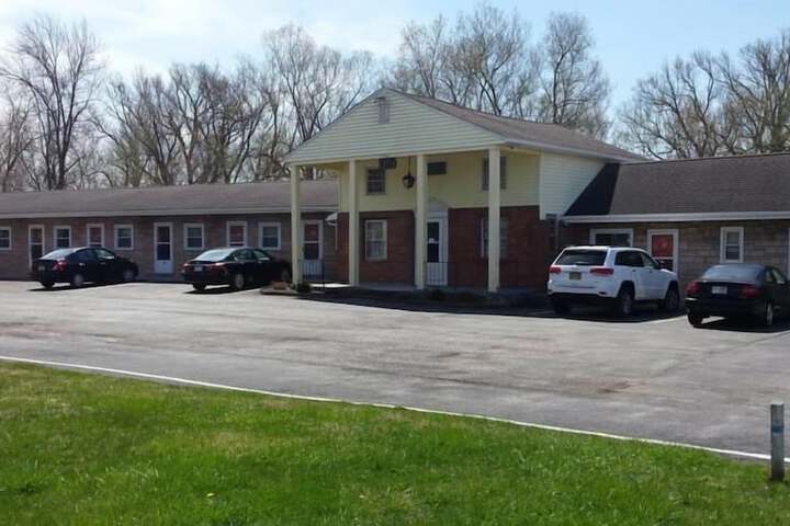 Colonial West Motel
