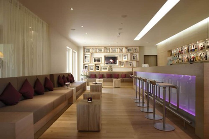 Lounge 28 of 37