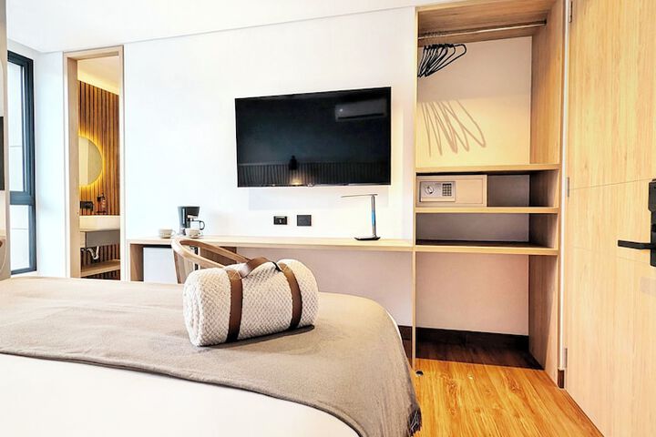 Room 6 of 32