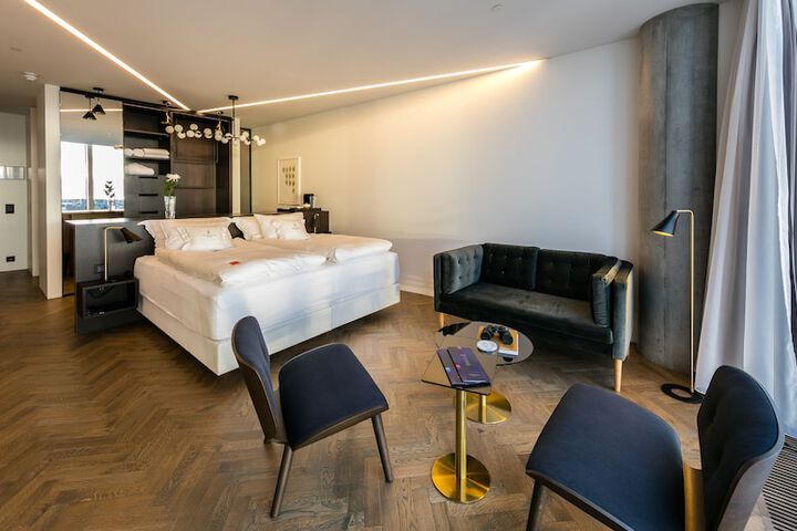 Room 13 of 40