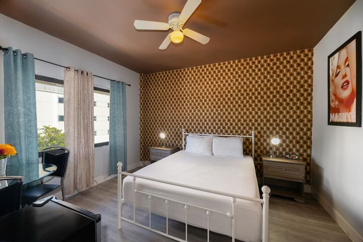 1 Queen Bed (1 of 12)