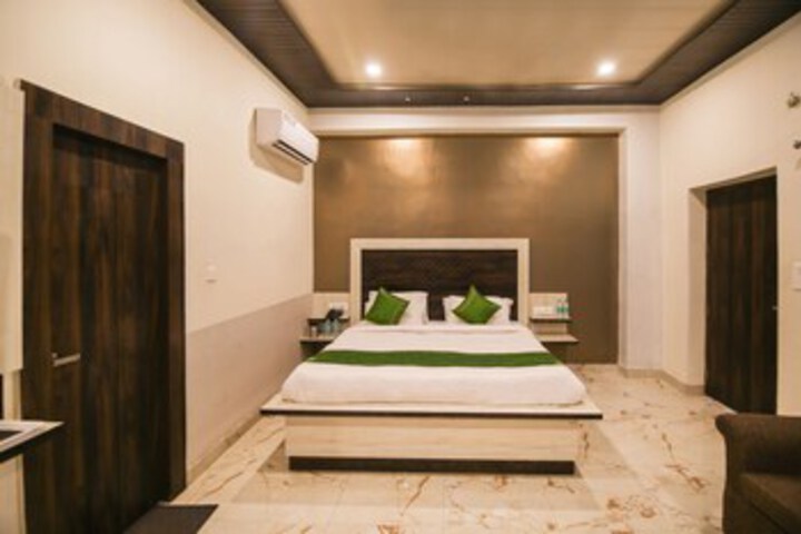 Room 8 of 33