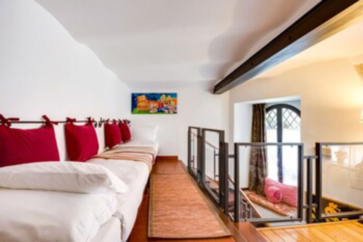 Room 9 of 25