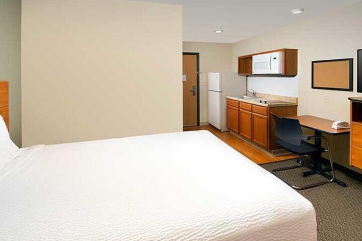 1 Queen Bed (2 of 7)