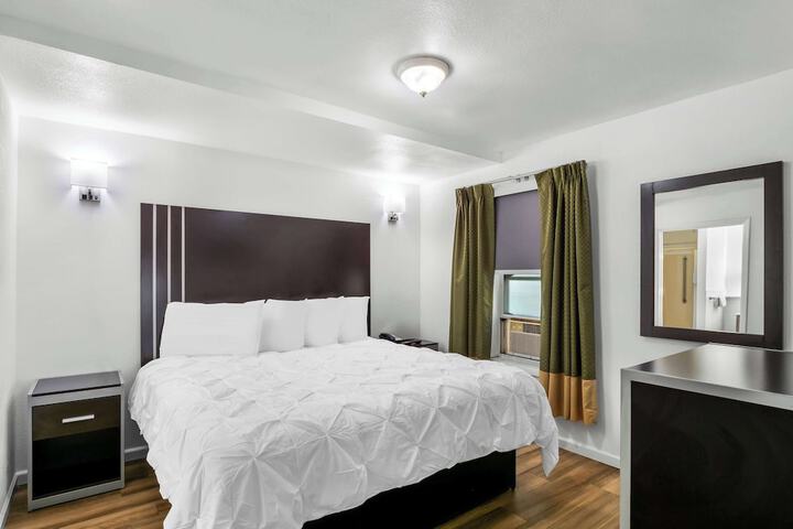 1 King Bed (6 of 18)