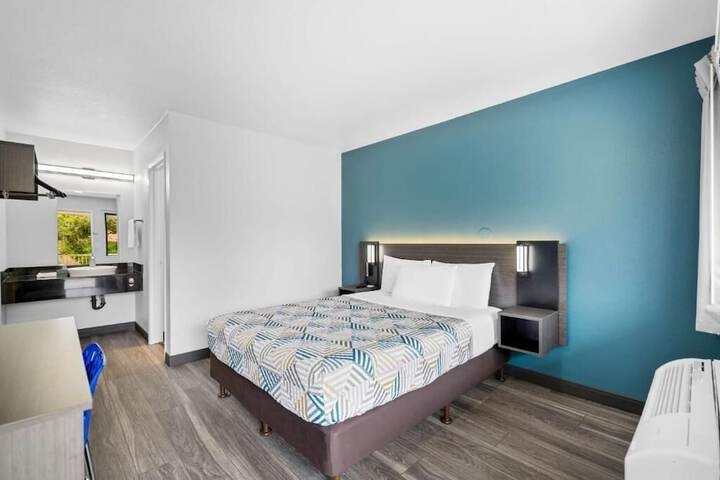 Room 5 of 10