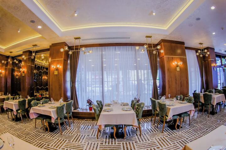 Dining 19 of 24