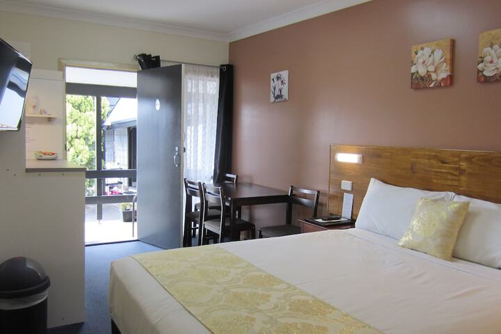 Room 4 of 97