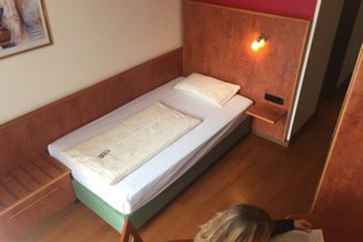 Room 53 of 84