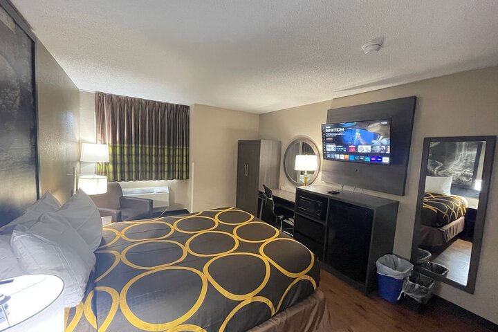 1 Queen Bed (21 of 29)