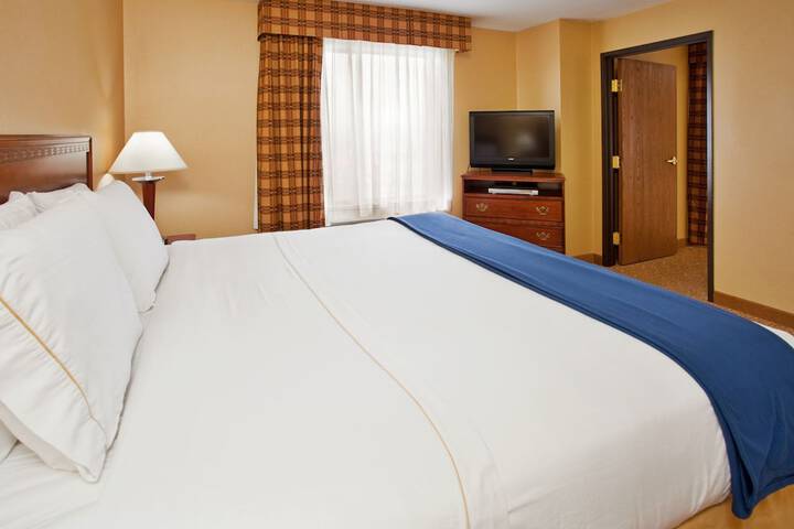 1 King Bed (16 of 19)