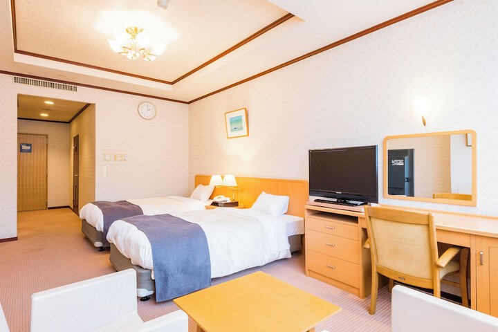 Room 8 of 34