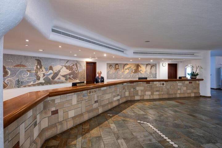 Entrance & Lobby