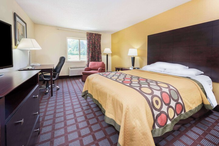 1 Queen Bed Mobility Accessible (2 of 8)