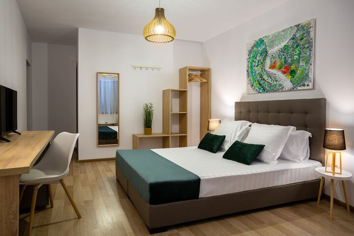 Room 10 of 31