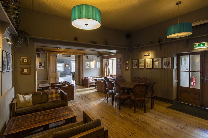 Lounge 44 of 60