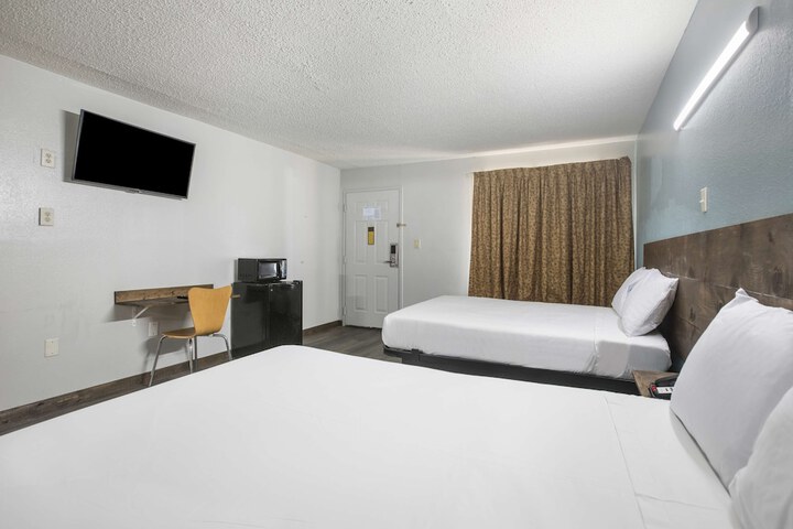 1 King Bed (2 of 14)