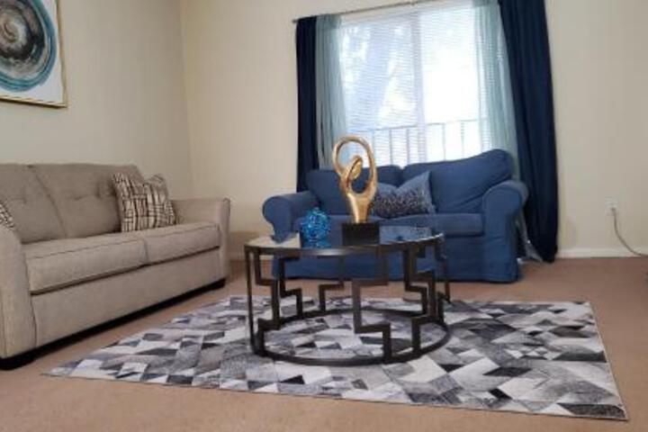 Prime Location for UF Visitors 2BR Condo with Pool and Fast Wi Fi in Gainesville, FL