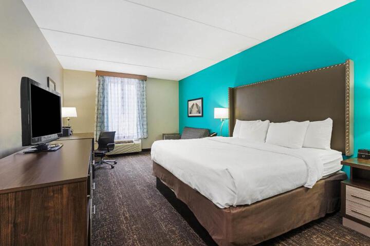 1 King Bed Executive Accessible Room (7 of 16)