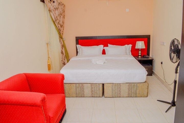 Room 5 of 12
