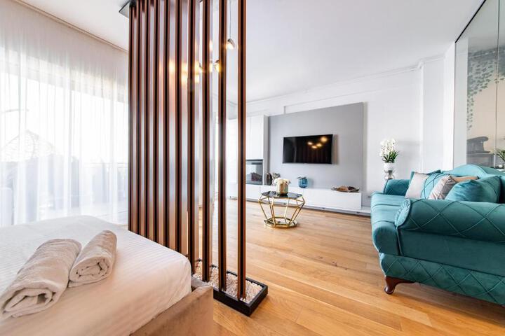 Room 4 of 18