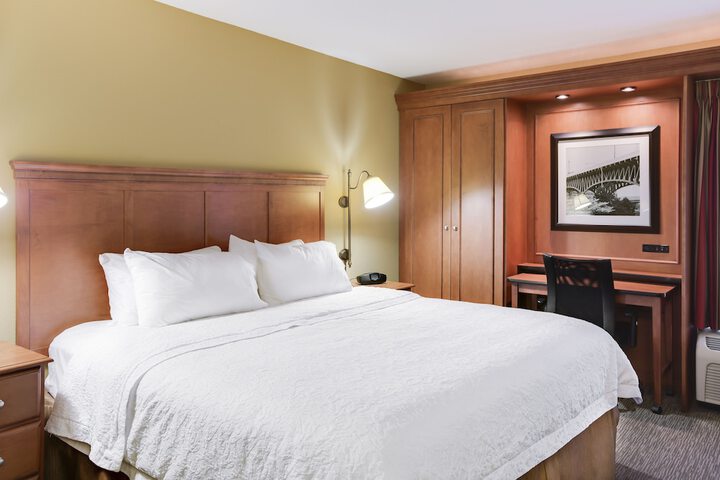 1 King Bed (5 of 12)